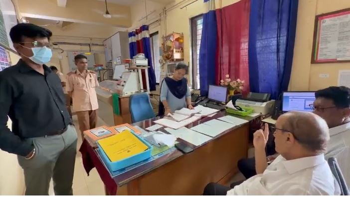 कोकण रेल्वे अन्याय निवारण समिती अध्यक्ष शौकत मुकादम यांची रेल्वे स्टेशनला अचानक भेट!…