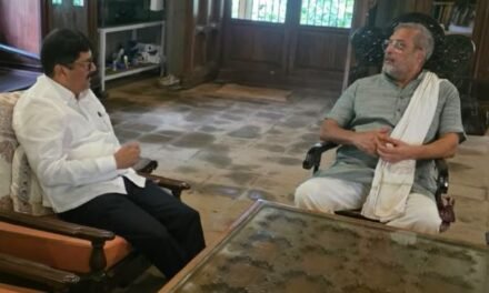 आमदार शेखर निकम यांनी नाना पाटेकर यांच्या निवासस्थानी घेतले गणरायाचे दर्शन