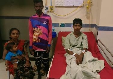 सर्पदंश झालेल्या मंडणगड येथील १४ वर्षीय अक्षयला वालावलकर रुग्णालयात जीवदान..