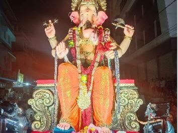 चिपळूणच्या महाराजाचे जल्लोषात स्वागत; संबळ वाद्य ठरले विशेष आकर्षण..चिंचनाक्यात महिलांनी मनोरा रचून दिली अनोखी सलामी..
