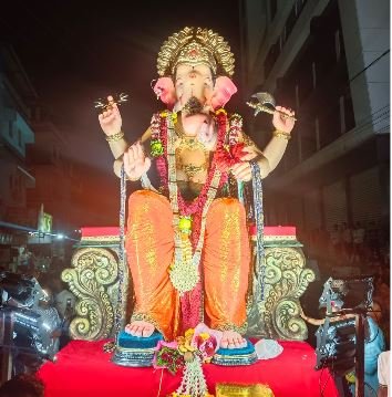 चिपळूणच्या महाराजाचे जल्लोषात स्वागत; संबळ वाद्य ठरले विशेष आकर्षण..चिंचनाक्यात महिलांनी मनोरा रचून दिली अनोखी सलामी..