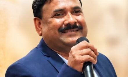 उद्योजक प्रकाश देशमुख यांचा ‘अभिनव’ उपक्रम; गणेशभक्तांना ‘उद्योजकतेचा सिद्धांत’ सांगणारा यशाचा प्रसाद…