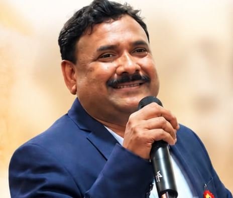 उद्योजक प्रकाश देशमुख यांचा ‘अभिनव’ उपक्रम; गणेशभक्तांना ‘उद्योजकतेचा सिद्धांत’ सांगणारा यशाचा प्रसाद…