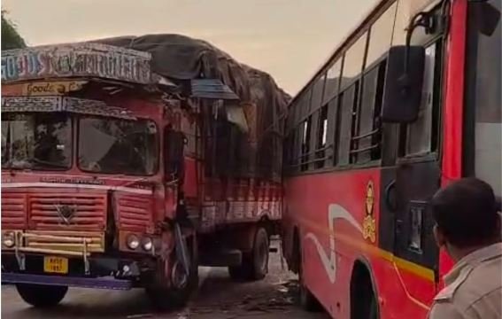 गुहागर–चिपळूण मार्गावर काजळी येथे बसला ट्रकची धडक