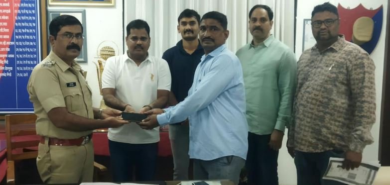 गणेशोत्सवाच्या धामधुमीत चिपळूण पोलिसांनी शोधला हरवलेला मोबाईल..