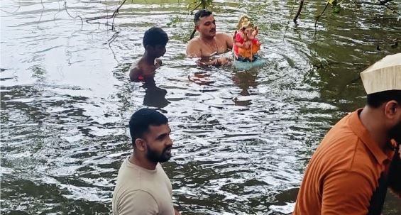 खेडमध्ये जल्लोषी वातावरणात गणरायांना निरोप !
