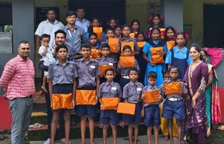 विद्यांजली पोर्टलच्या माध्यमातून आंबवली शाळेला मदतीचा हात; डॉ. राहुल आंधळे यांच्याकडून शैक्षणिक साहित्याचे वाटप