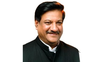 निवडणूक आयोगाच्या कामकाजाची चौकशी करून मुख्य निवडणूक आयुक्तांना पदावरून हटवावे : पृथ्वीराज चव्हाण