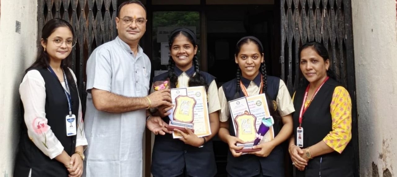 वक्तृत्वाच्या बळावर जिल्हास्तरावर झळकल्या संतोषभाई मेहता इंग्लिश मीडियम स्कूल, दापोलीच्या विद्यार्थिनी…