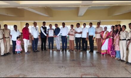 एक राखी देशासाठी, एक राखी भारतीय सेवेसाठी; चिपळूणमध्ये 225 अधिकारी-कर्मचाऱ्यांना राखी बांधून व्यक्त केली कृतज्ञता..