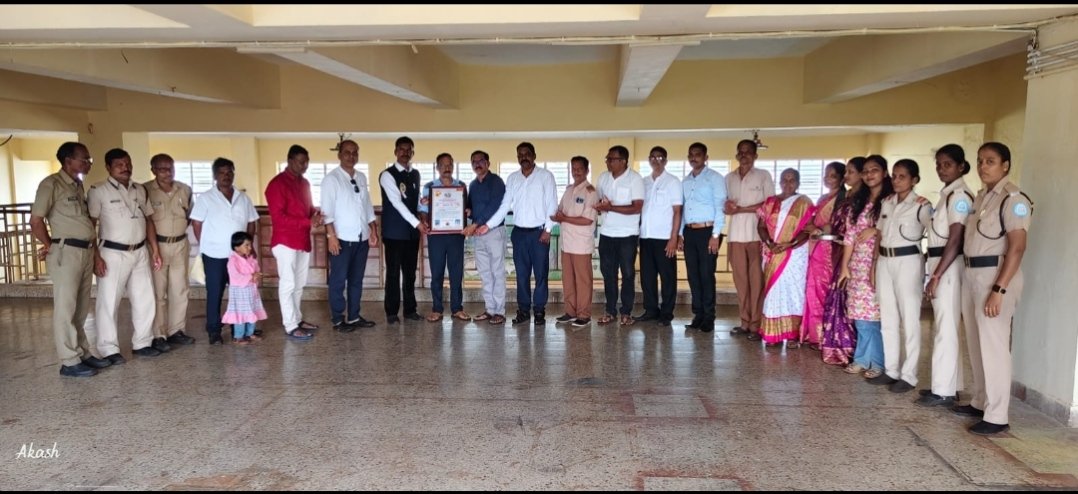 एक राखी देशासाठी, एक राखी भारतीय सेवेसाठी; चिपळूणमध्ये 225 अधिकारी-कर्मचाऱ्यांना राखी बांधून व्यक्त केली कृतज्ञता..