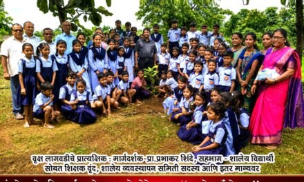 कुंभवे शाळेत विद्यार्थ्यांना मोफत कलमे-रोपांचे वाटप; ‘एक पेड़ माँ के नाम’ उपक्रमाला अश्विनी ॲग्रो फार्मचा सामाजिक बांधिलकीतून हातभार..