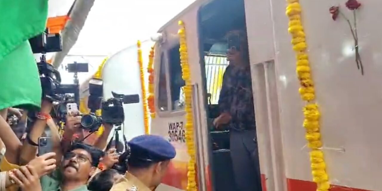मुंबई ते सावंतवाडी नव्या रेल्वेचा शुभारंभ..
