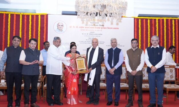 १४ वर्षांनंतर शिक्षक पुरस्काराची परंपरा पुन्हा सुरू; ४२ शिक्षकांचा सन्मान