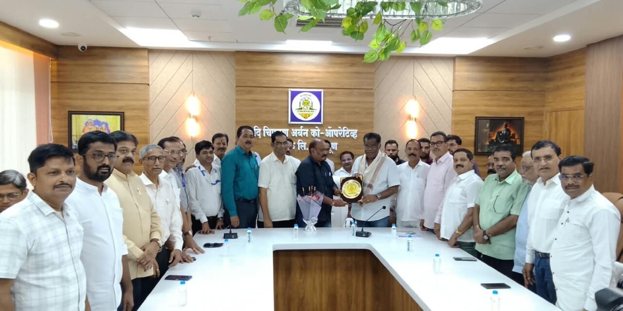 सर्वोत्कृष्ट बँक पुरस्कार मिळाल्याबद्दल आमदार किरण उर्फ भैय्या सामंत यांचा सन्मान..