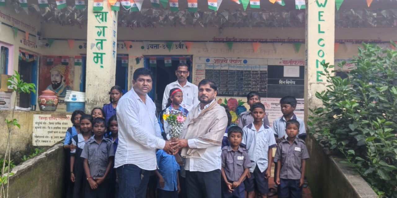 आदर्श शिक्षक पुरस्कार घोषित झालेल्या निलेश लोखंडे यांचा भाजपा अनुसूचित जाती मोर्चा; उत्तर रत्नागिरीच्या वतीने शाल, पुष्पगुच्छ व गौरवपत्र देऊन सन्मान