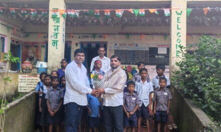 आदर्श शिक्षक पुरस्कार घोषित झालेल्या निलेश लोखंडे यांचा भाजपा अनुसूचित जाती मोर्चा; उत्तर रत्नागिरीच्या वतीने शाल, पुष्पगुच्छ व गौरवपत्र देऊन सन्मान