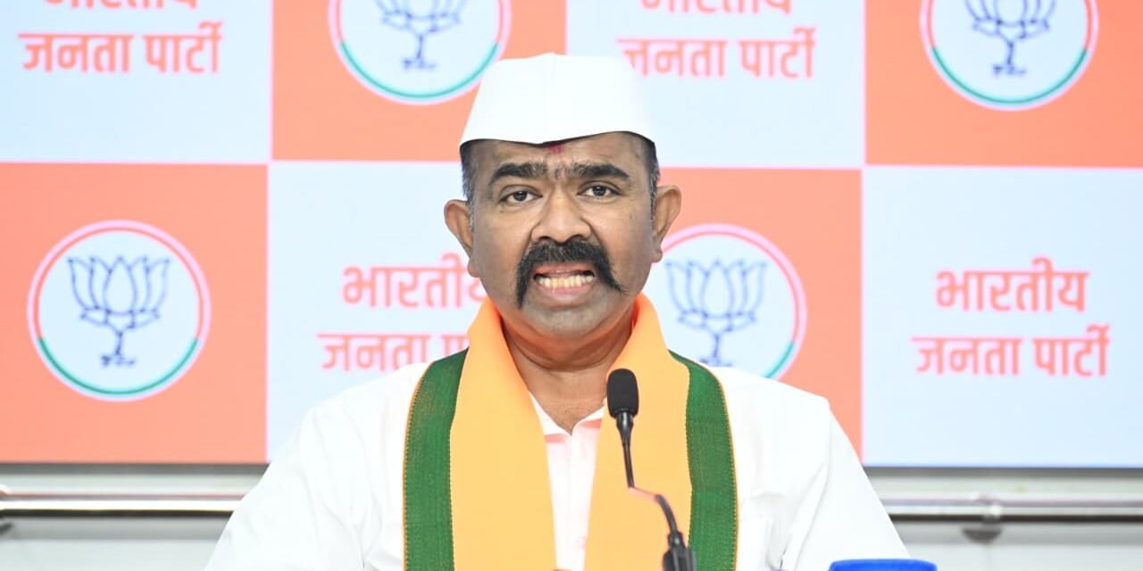 मराठा समाजाला भरभरून देणाऱ्या देवेंद्र फडणवीस यांच्यावर टीका करू नका; अण्णासाहेब पाटील आर्थिक मागास विकास महामंडळाचे अध्यक्ष नरेंद्र पाटील यांनी व्यक्त केला खेद