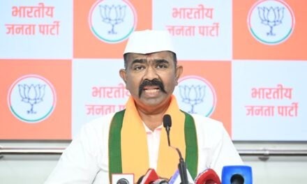 मराठा समाजाला भरभरून देणाऱ्या देवेंद्र फडणवीस यांच्यावर टीका करू नका; अण्णासाहेब पाटील आर्थिक मागास विकास महामंडळाचे अध्यक्ष नरेंद्र पाटील यांनी व्यक्त केला खेद