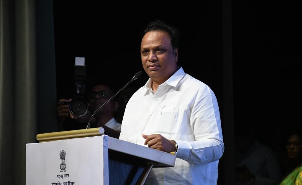 दहिहंडीतील लावणी म्हणजे सूज; अ.भा. मराठी साहित्य संमेलन अध्यक्ष विश्वास पाटील यांची टीका..समाजाने निर्माण केलेली लोकला ही ऋषीतुल्य व्यवस्था; सांस्कृतिक कार्य मंत्री ॲड. आशिष शेलार