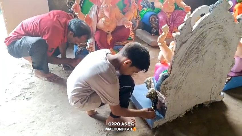 उंबरल्यात श्री वासुदेव कला केंद्रात लगबग अंतिम टप्प्यात; उद्या बाप्पा विराजणार, गणपती मूर्तींचा रंगकाम सोहळा पूर्ण!…