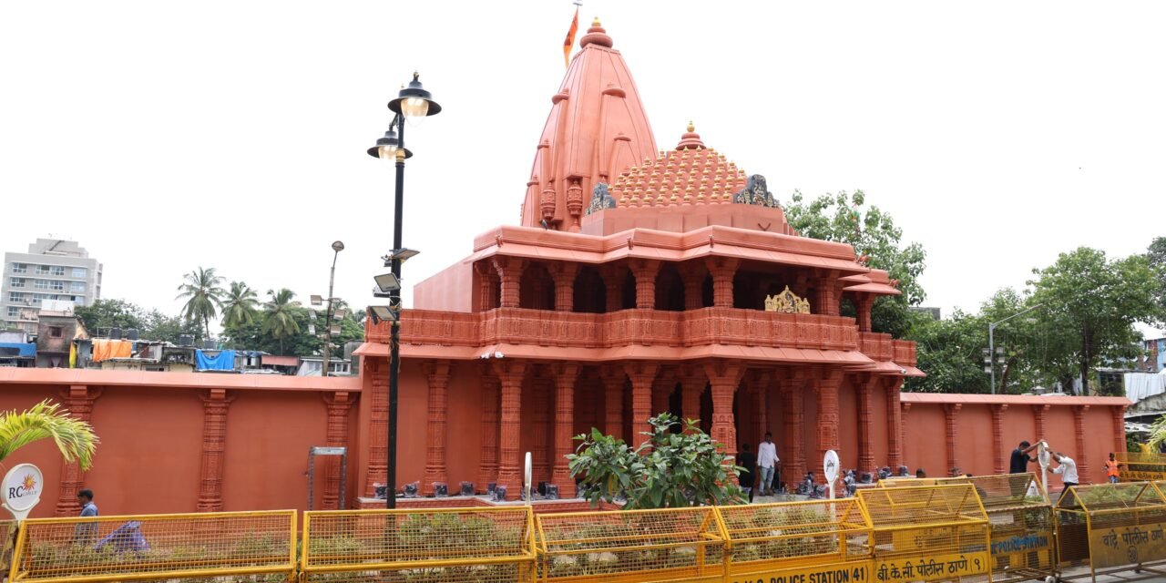वांद्रे येथे साकारलेय प्रसिद्ध सोमनाथ मंदिराची हुबेहूब प्रतिकृती; वांद्रे पश्चिम सार्वजनिक गणेशोत्सव मंडळाची यंदाची भव्य आरास