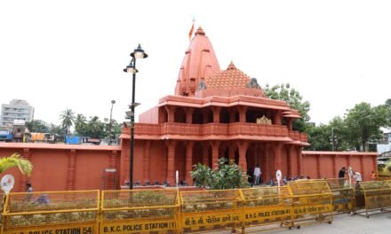 वांद्रे येथे साकारलेय प्रसिद्ध सोमनाथ मंदिराची हुबेहूब प्रतिकृती; वांद्रे पश्चिम सार्वजनिक गणेशोत्सव मंडळाची यंदाची भव्य आरास