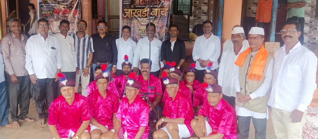जय हनुमान नाच मंडळ मुमूर्शी करंजमाळ येथील सत्तर वर्षांचे तरुणांनी सादर केलेल्या जाखडी नृत्यास पालेकोंड वासीयांचा उत्सर्फुत प्रतिसाद…