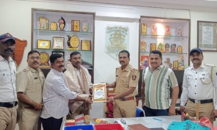 ज्येष्ठ नागरिकाच्या मदतीला धावला पोलीस शिपाई; स्वतः जमीन खोदून केली पाइपलाइन दुरुस्ती…