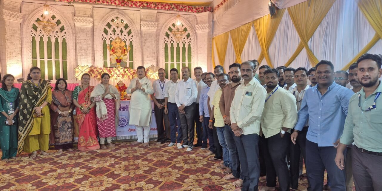 गणरायाच्या चरणी नतमस्तक होत भास्करराव जाधव यांची चिपळूण शहरातील गणेशोत्सव मंडळांना भेट