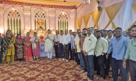 गणरायाच्या चरणी नतमस्तक होत भास्करराव जाधव यांची चिपळूण शहरातील गणेशोत्सव मंडळांना भेट