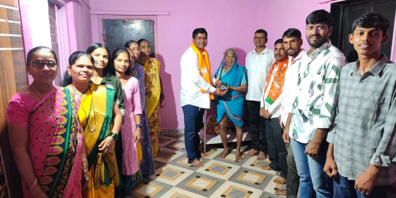 ‘सेवा संकल्प’ अभियानातून पाले येथे कर्णबधिर वयोवृद्ध महिलेला श्रवणयंत्राचा आधार…