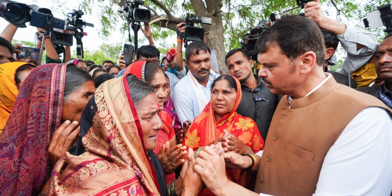 मुख्यमंत्री फडणवीसांकडून निलंगा तालुक्यात दुष्काळसदृश परिस्थितीची पाहणी; शेतकऱ्यांशी साधला संवाद..