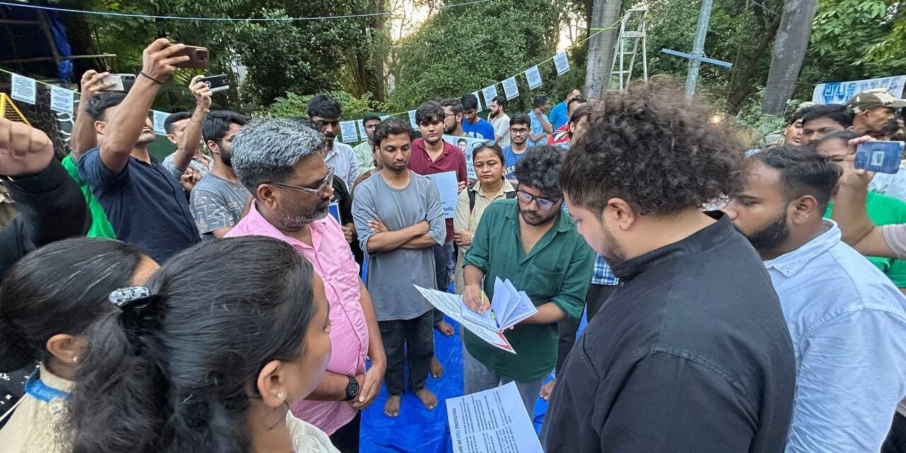 IIT मुंबई प्रशासनाविरोधात वंचित बहुजन आघाडीचे आंदोलन; सुजात आंबेडकरांची प्रमुख उपस्थिती!