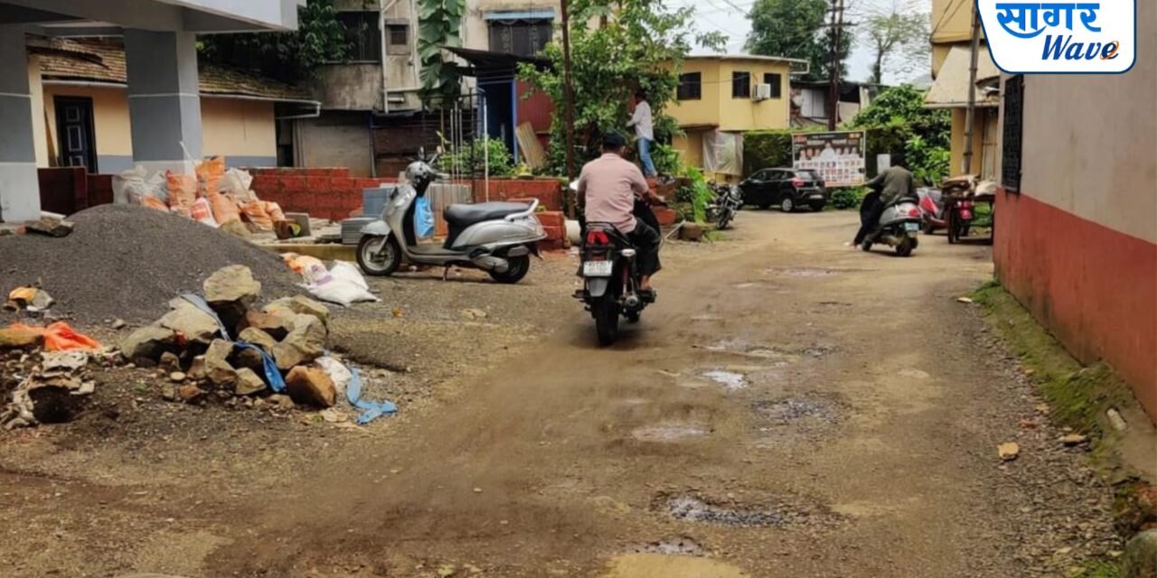गणपती विसर्जनापूर्वी खेंडमधील रस्त्याची दुरवस्था; मापारी मोहल्ल्यात चिखल, खड्डे अन् बांधकामाचा राडारोडा; विसर्जन मार्ग सुरक्षित करण्याची नागरिकांची मागणी