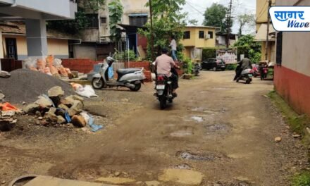 गणपती विसर्जनापूर्वी खेंडमधील रस्त्याची दुरवस्था; मापारी मोहल्ल्यात चिखल, खड्डे अन् बांधकामाचा राडारोडा; विसर्जन मार्ग सुरक्षित करण्याची नागरिकांची मागणी