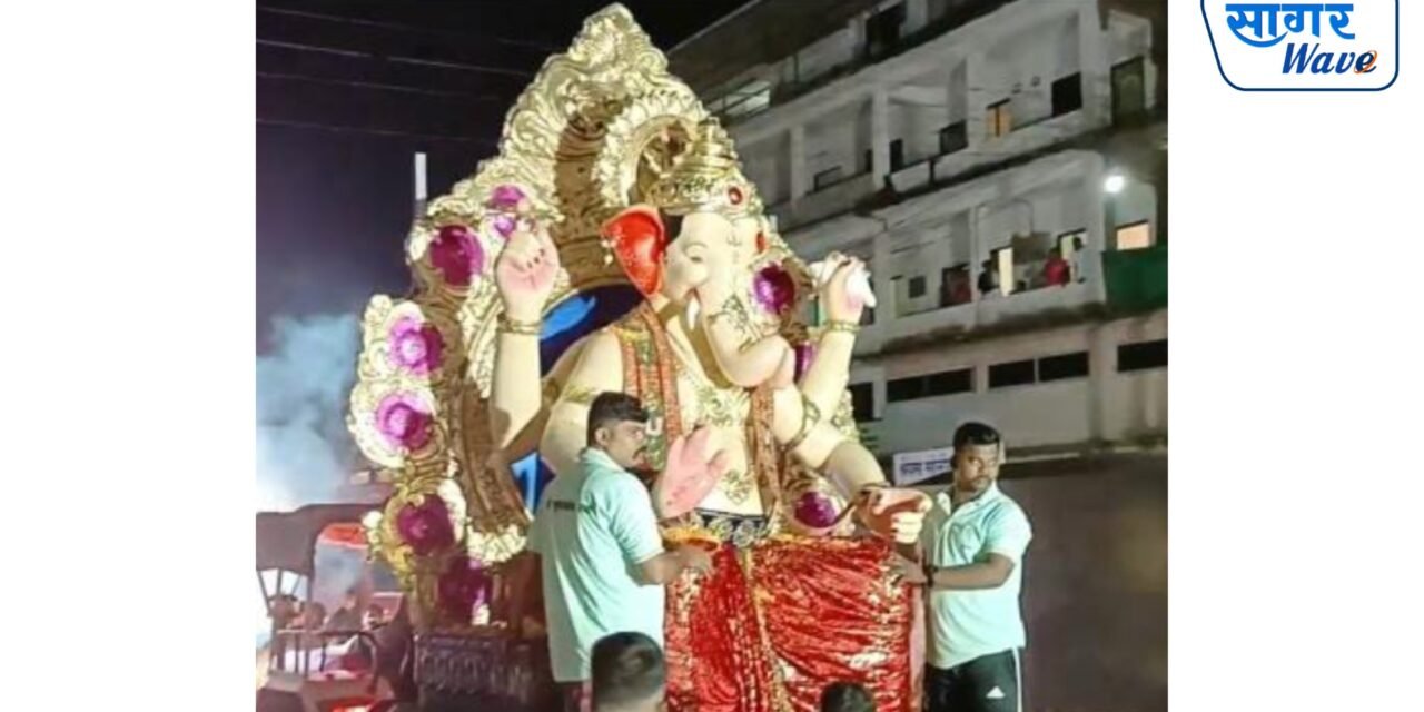शृंगारतळी येथे २८ वर्षांची परंपरा असलेल्या आणि ‘शृंगारतळीचा राजा’ म्हणून ओळखल्या जाणाऱ्या मानाच्या गणपतीचे ढोल-ताशांच्या गजरात उत्साहात आगमन..
