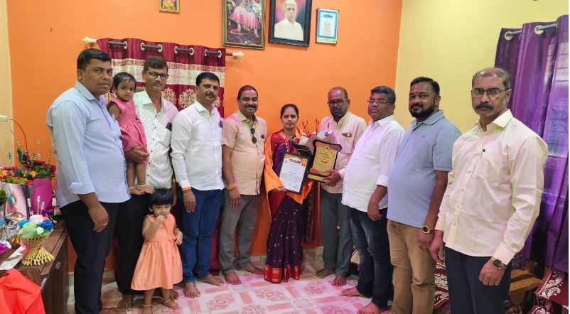 मोरवणेच्या सरपंच संचिता जाधव यांचा शिवसेना ठाकरे पक्षातर्फे सत्कार…