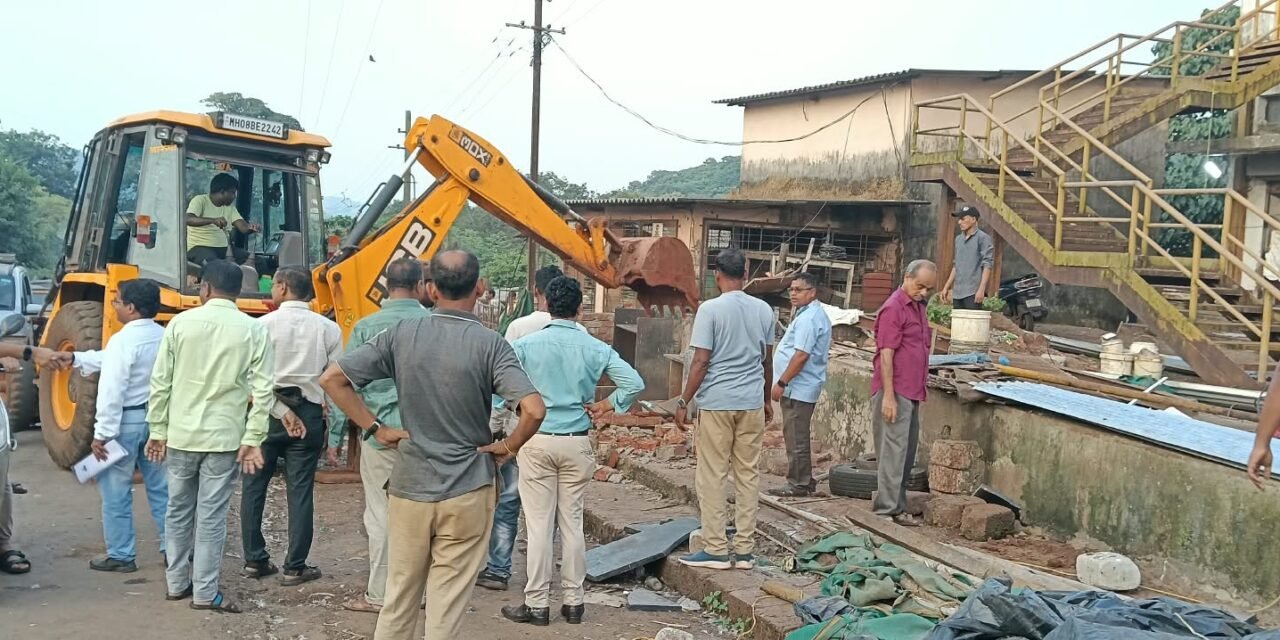 दापोलीतील चिकन-मटण व्यावसायिकांवर नगरपंचायतीची जेसीबीने कारवाई…