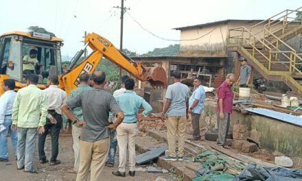 दापोलीतील चिकन-मटण व्यावसायिकांवर नगरपंचायतीची जेसीबीने कारवाई…