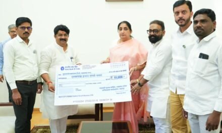 दुष्काळसदृश परिस्थितीत शेतकऱ्यांसाठी मदतीचा हात; मुख्यमंत्री सहायता निधीसाठी ५१ हजारांची मदत…