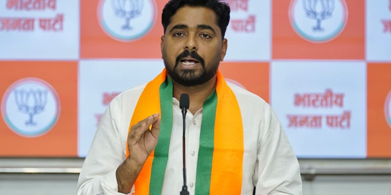 रोहित पवारांच्या आंदोलनात भाडोत्री कार्यकर्त्यांची गर्दी; भाजपा प्रदेश मुख्य प्रवक्ते नवनाथ बन यांनी व्हिडीओ दाखवत केली पोलखोल