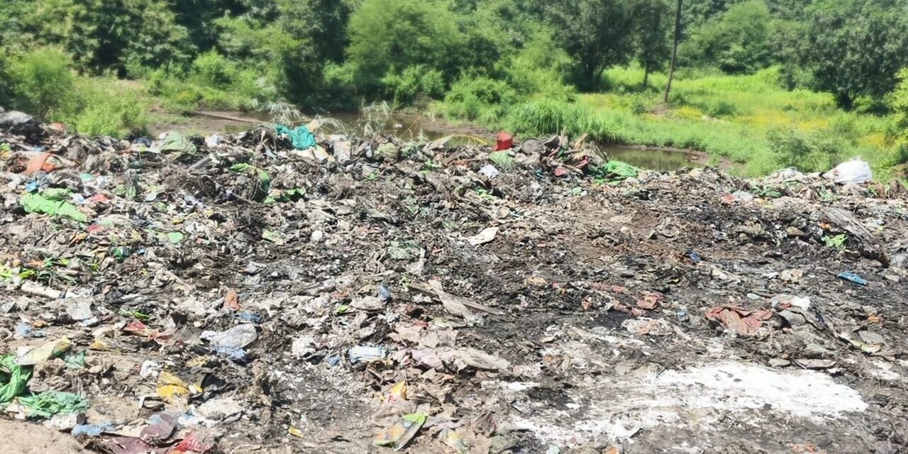 कचऱ्यामुळे कलोते-रयती मार्गावर दुर्गंधीचे साम्राज्य,अन्नमिश्रित कुजलेल्या कचऱ्यामुळे नागरिक हैराण…