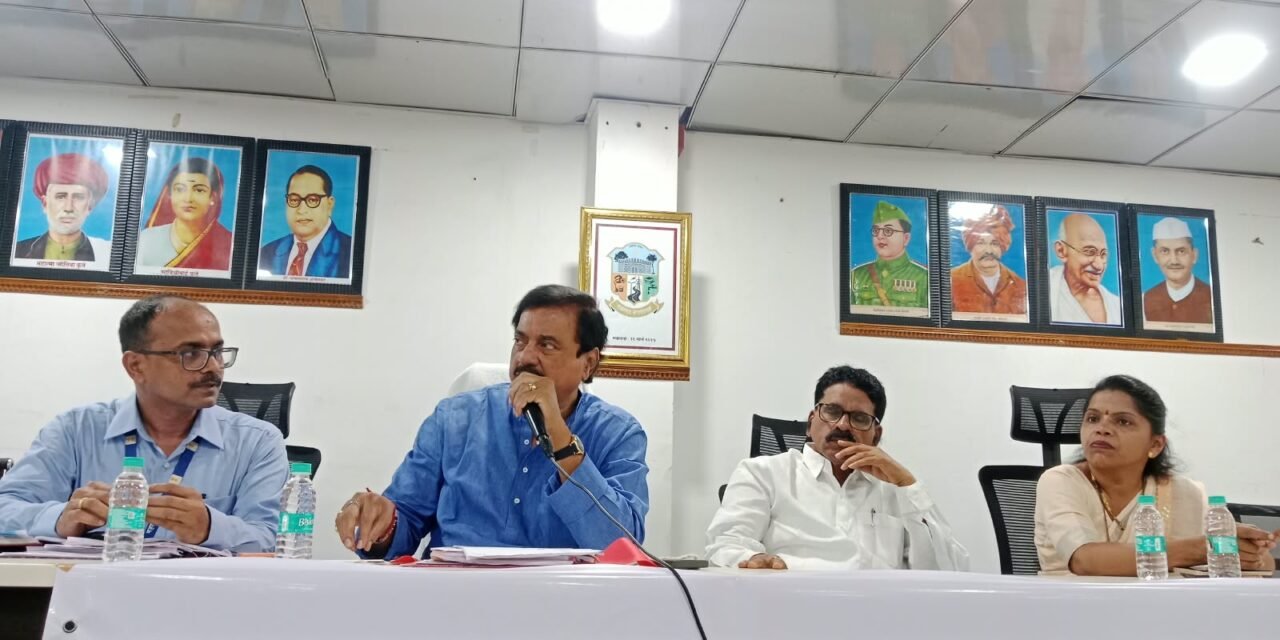 मंडणगडमध्ये खासदार सुनील तटकरे यांनी घेतला सर्व विभागांचा आढावा; जनतेच्या प्रश्नांवर दिरंगाई करणाऱ्या अधिकाऱ्यांवर तटकरे नाराज; कामे वेळेत मार्गी लावण्याचे निर्देश