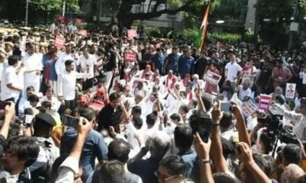 राहुल गांधींसह इंडिया आघाडीच्या १४० खासदारांचा निवडणूक आयोगावर मोर्चा…