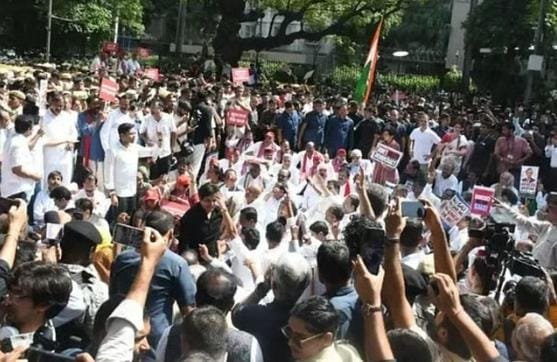 राहुल गांधींसह इंडिया आघाडीच्या १४० खासदारांचा निवडणूक आयोगावर मोर्चा…
