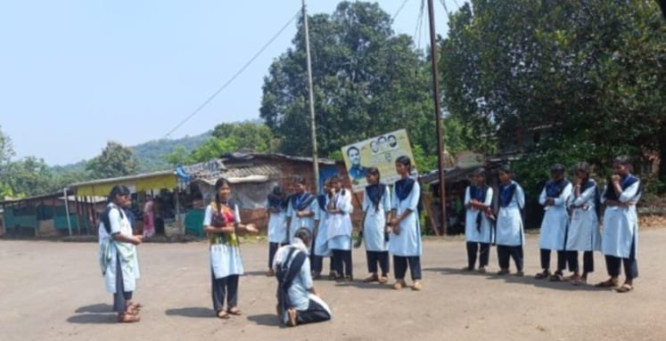 आंबवली विद्यालयाच्या विद्यार्थ्यांनी सादर केले महिला सबलीकरणावर पथनाट्य…