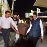 पदापेक्षा माणुसकी मोठी! नाना पाटेकरांच्या अखेरच्या प्रवासात देवेंद्र फडणवीस यांची संवेदनशीलता…