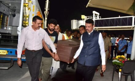 पदापेक्षा माणुसकी मोठी! नाना पाटेकरांच्या अखेरच्या प्रवासात देवेंद्र फडणवीस यांची संवेदनशीलता…