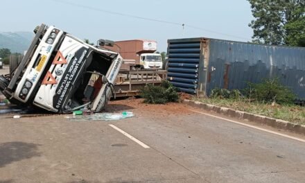 नातुनगर मोहल्ला येथे कंटेनरला अपघात; एक जखमी…